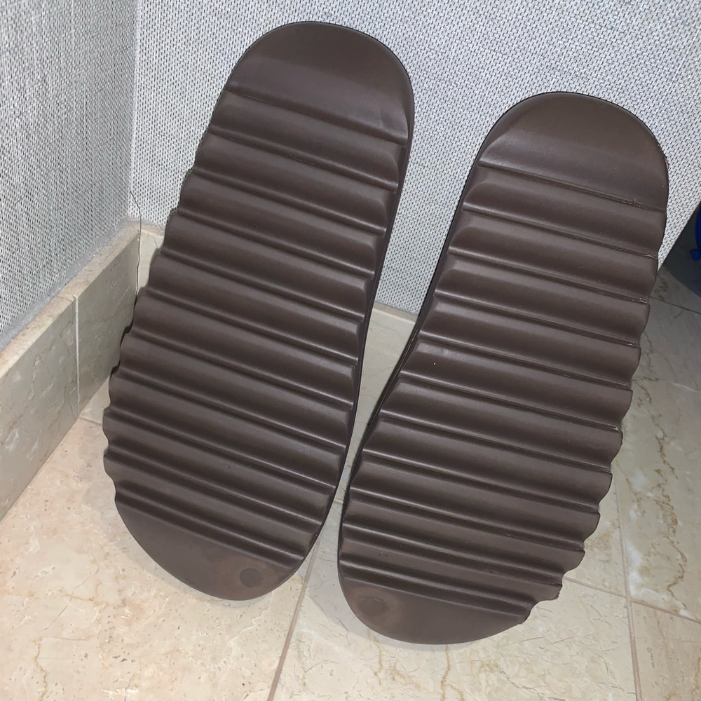 ❌SOLD❌ Adidas Yeezy Slides - Picture 4 of 4